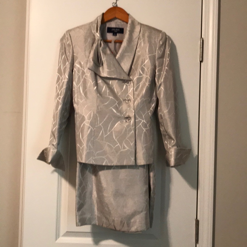 Beautiful silver gray Jones Wear skirt suit size 6